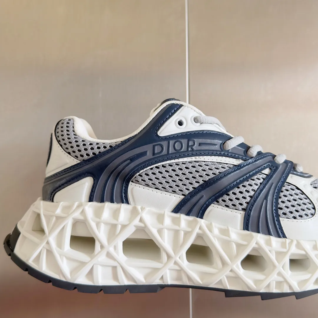 【DIOR】P:800💰 Men's 39-44. (Male 45.46 custom-made) Dior kawa Dior joint 2025ss casual sports shoes‼ ️ Reinterpret running shoes with dior’s haute couture style. b35 is made of fine-textured leather and mesh fabric materials. It can be worn in all seasons, is comfortable and breathable, and has many lines on the shoe body to outline details. It has a full retro three-dimensional feel and can create a casual look all year round!